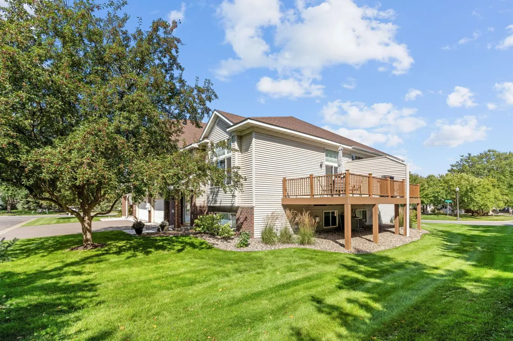 15642 Chasewood Court Rosemount, MN 55068