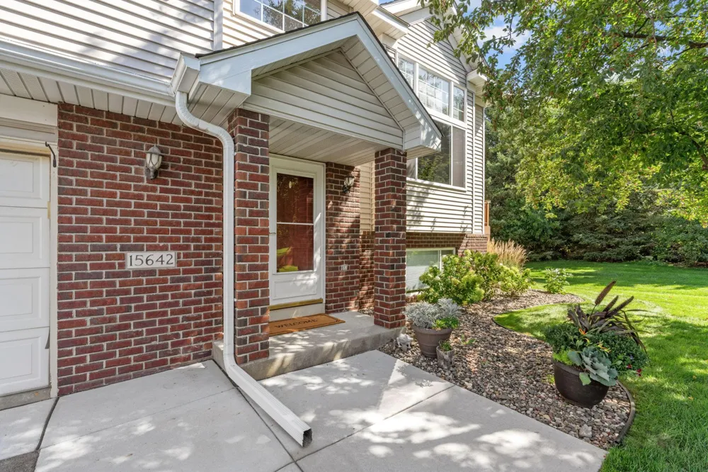 15642 Chasewood Court Rosemount, MN 55068