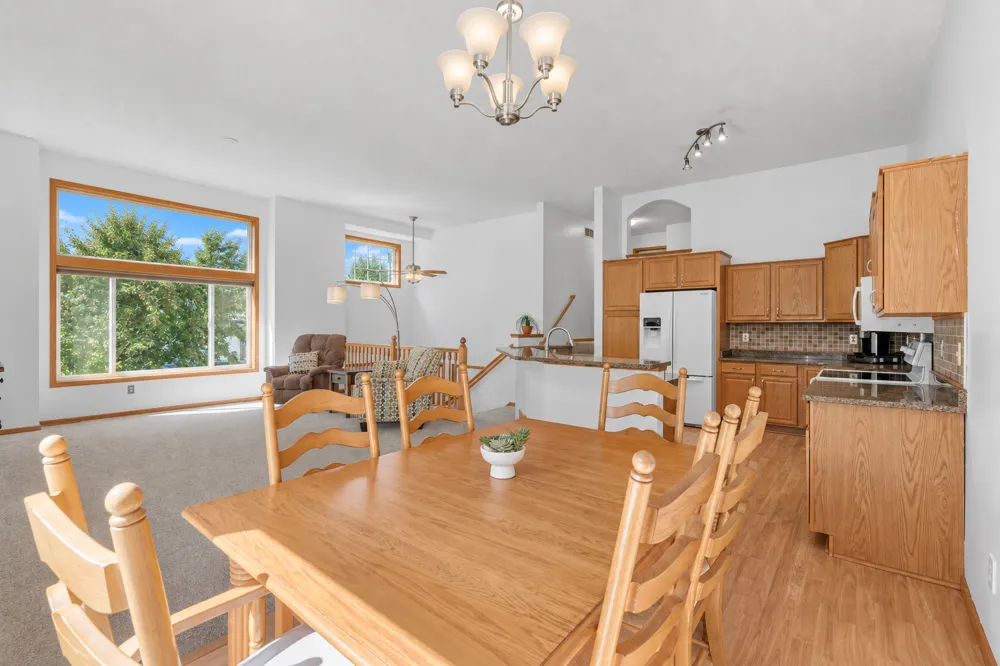 15642 Chasewood Court Rosemount, MN 55068