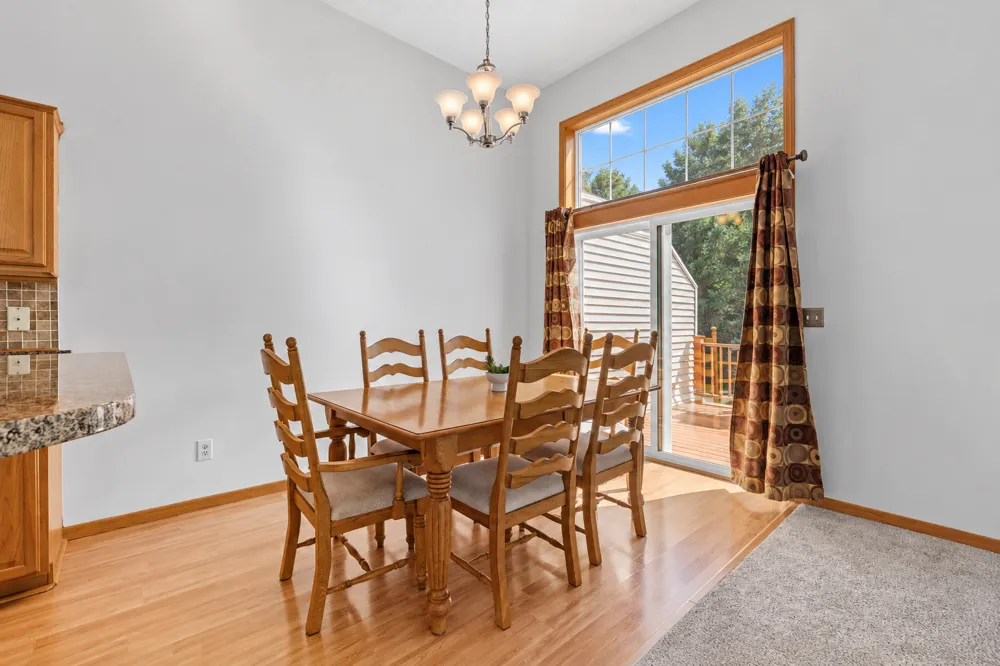 15642 Chasewood Court Rosemount, MN 55068
