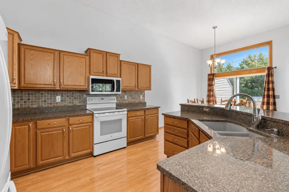 15642 Chasewood Court Rosemount, MN 55068