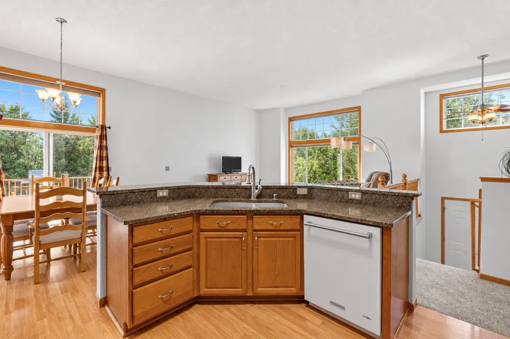 15642 Chasewood Court Rosemount, MN 55068