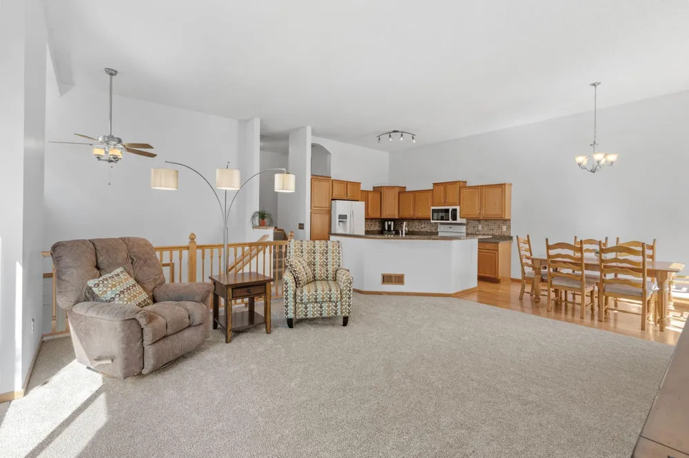 15642 Chasewood Court Rosemount, MN 55068