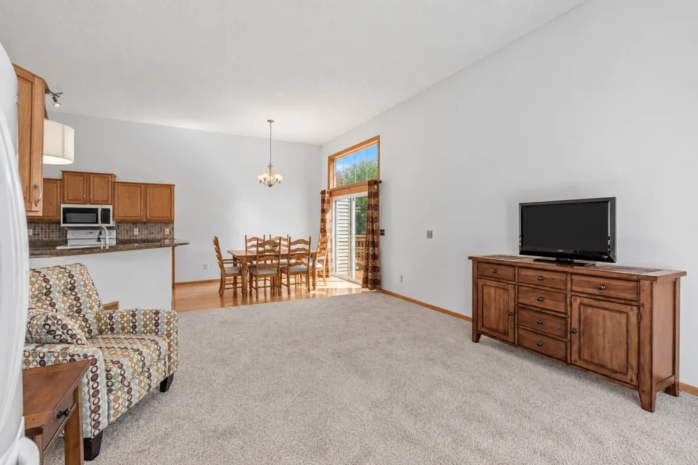 15642 Chasewood Court Rosemount, MN 55068
