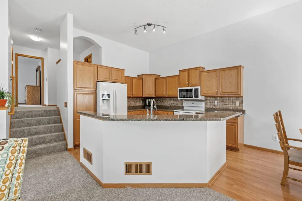 15642 Chasewood Court Rosemount, MN 55068