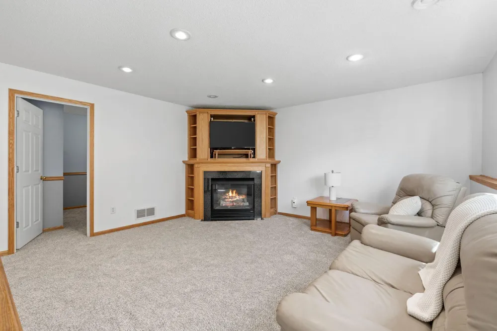 15642 Chasewood Court Rosemount, MN 55068