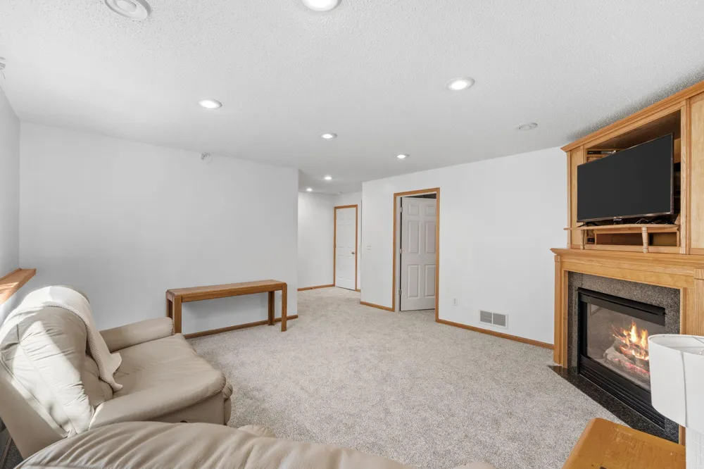 15642 Chasewood Court Rosemount, MN 55068