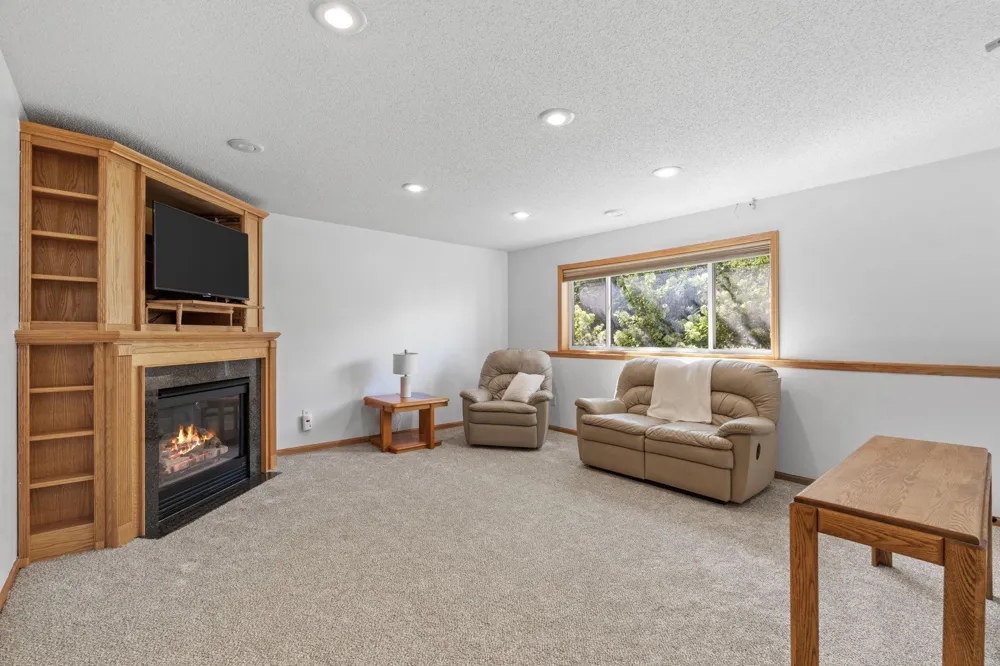 15642 Chasewood Court Rosemount, MN 55068