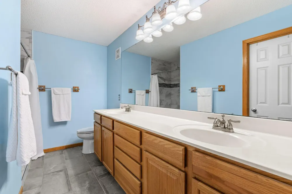 15642 Chasewood Court Rosemount, MN 55068