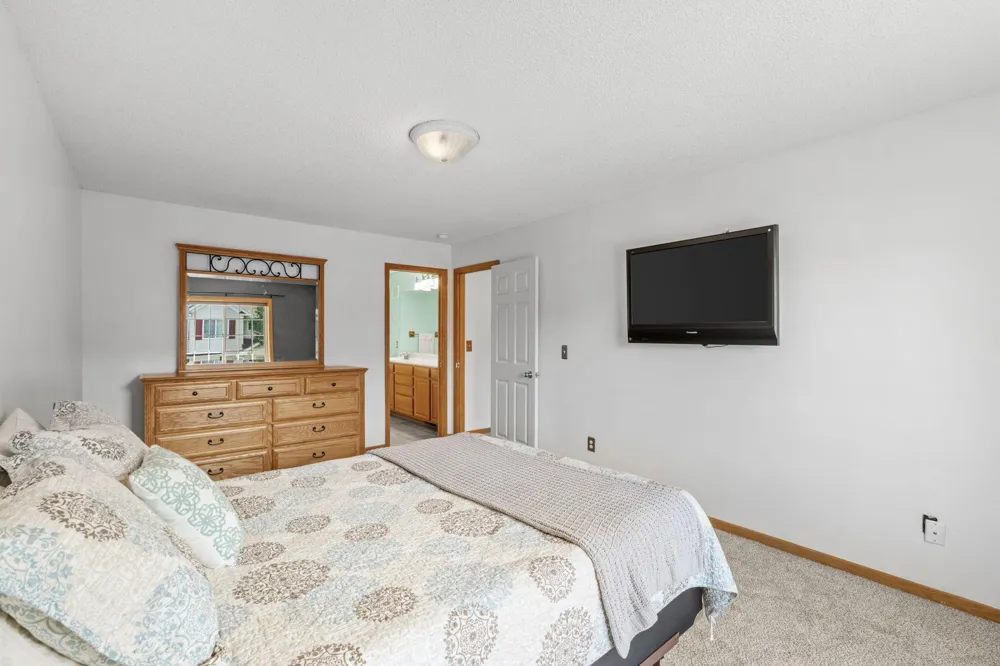 15642 Chasewood Court Rosemount, MN 55068