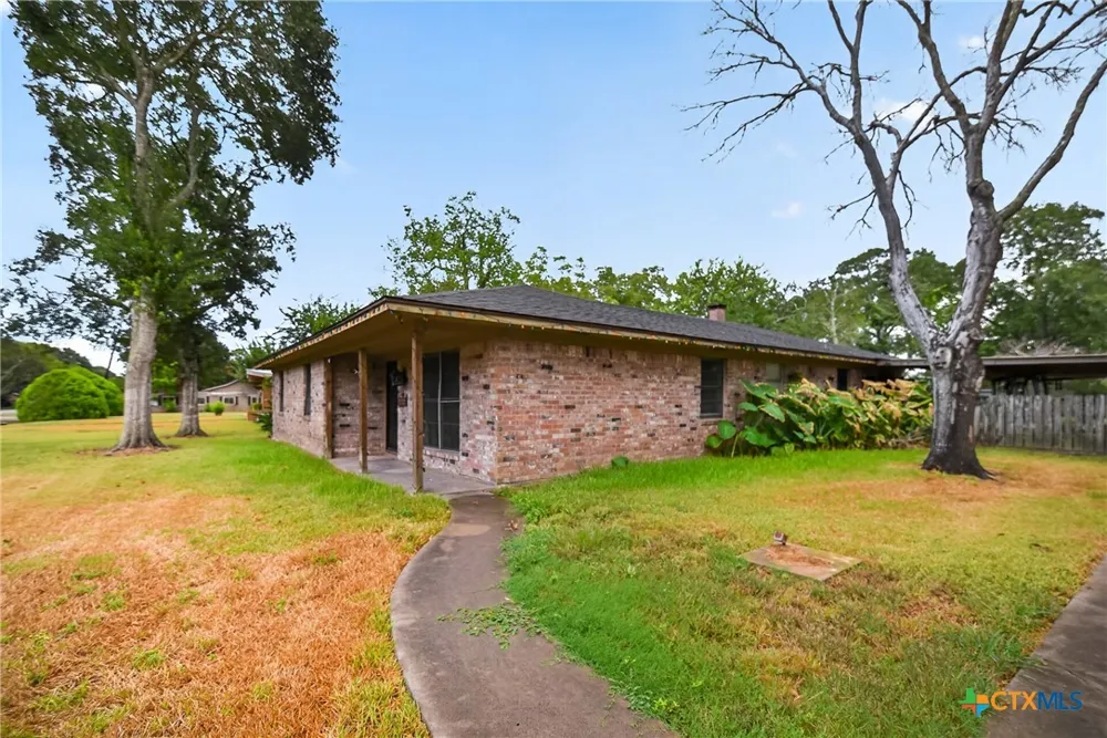 1006 S 2nd Street Ganado, TX 77962