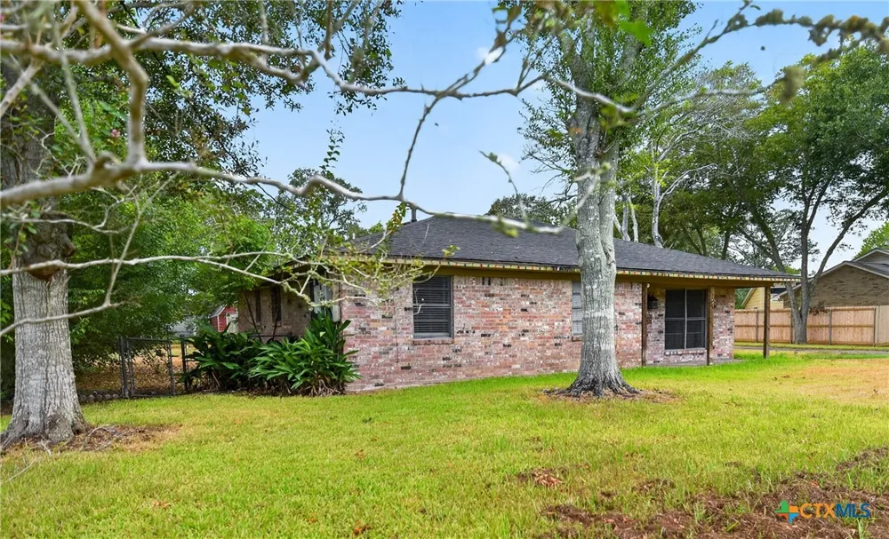 1006 S 2nd Street Ganado, TX 77962