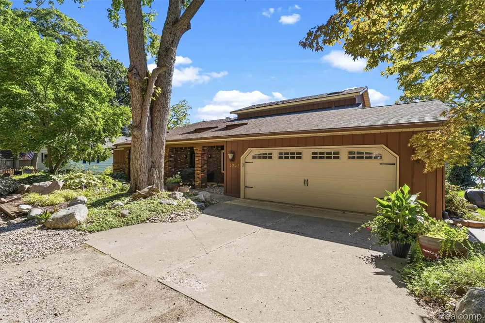 3232 Shady Oak Drive Oregon Township, MI 48421