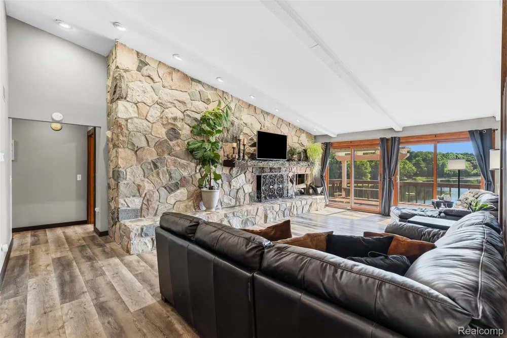 3232 Shady Oak Drive Oregon Township, MI 48421