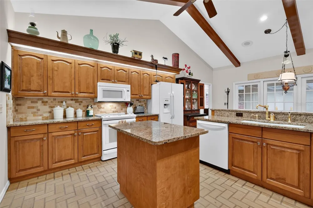 3081 LAKESHORE DRIVE Mount Dora, FL 32757