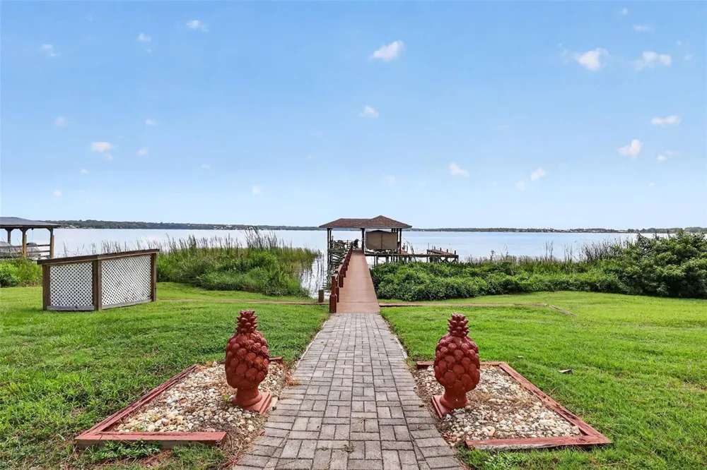 3081 LAKESHORE DRIVE Mount Dora, FL 32757