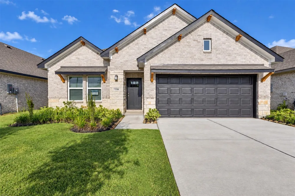 3206 Emerald Hills Drive Angleton, TX 77515