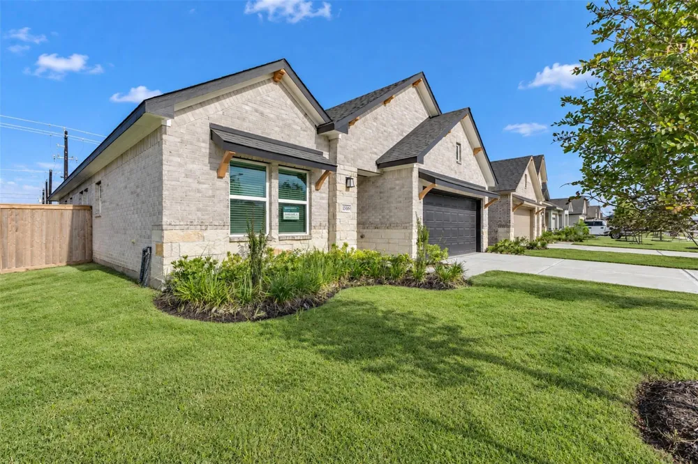 3206 Emerald Hills Drive Angleton, TX 77515