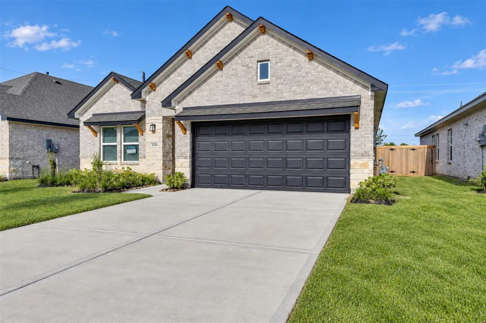 3206 Emerald Hills Drive Angleton, TX 77515