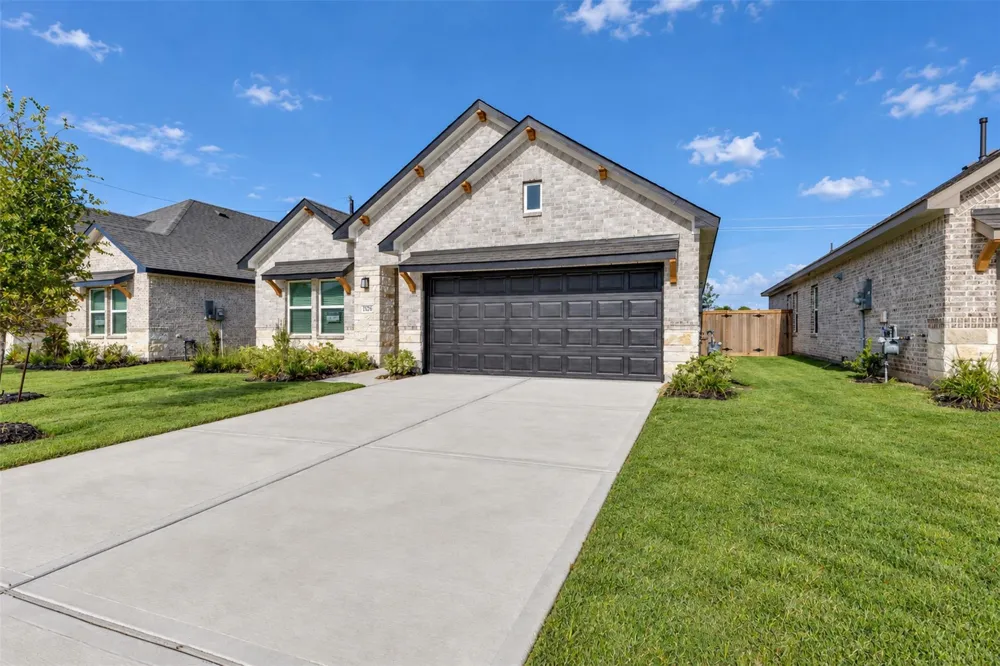 3206 Emerald Hills Drive Angleton, TX 77515