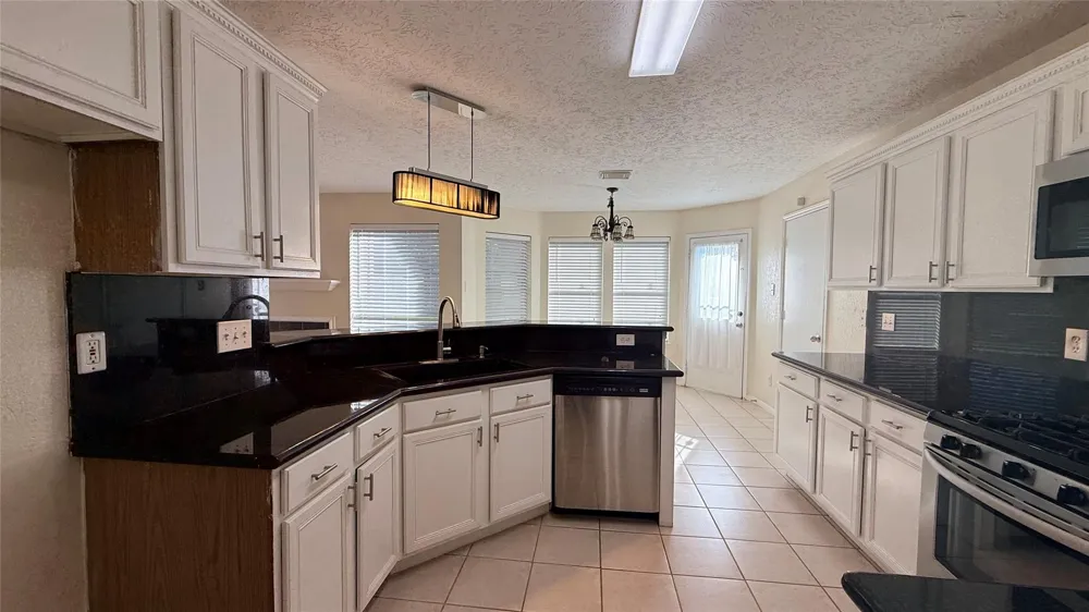 106 Crimson Bay Drive League City, TX 77573