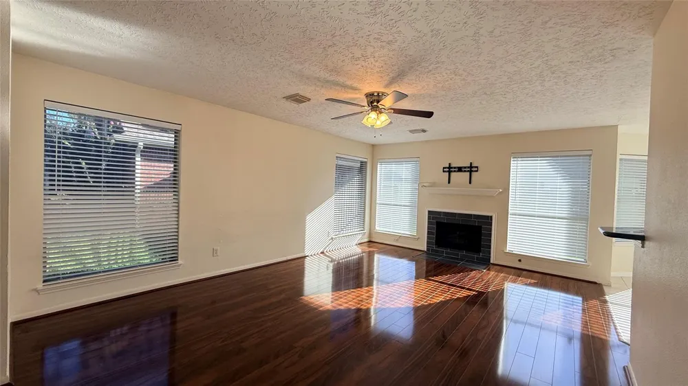 106 Crimson Bay Drive League City, TX 77573