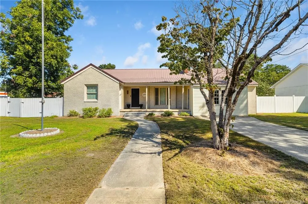 410 W Mclean Street St. Pauls, NC 28384