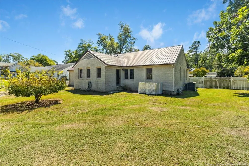 410 W Mclean Street St. Pauls, NC 28384