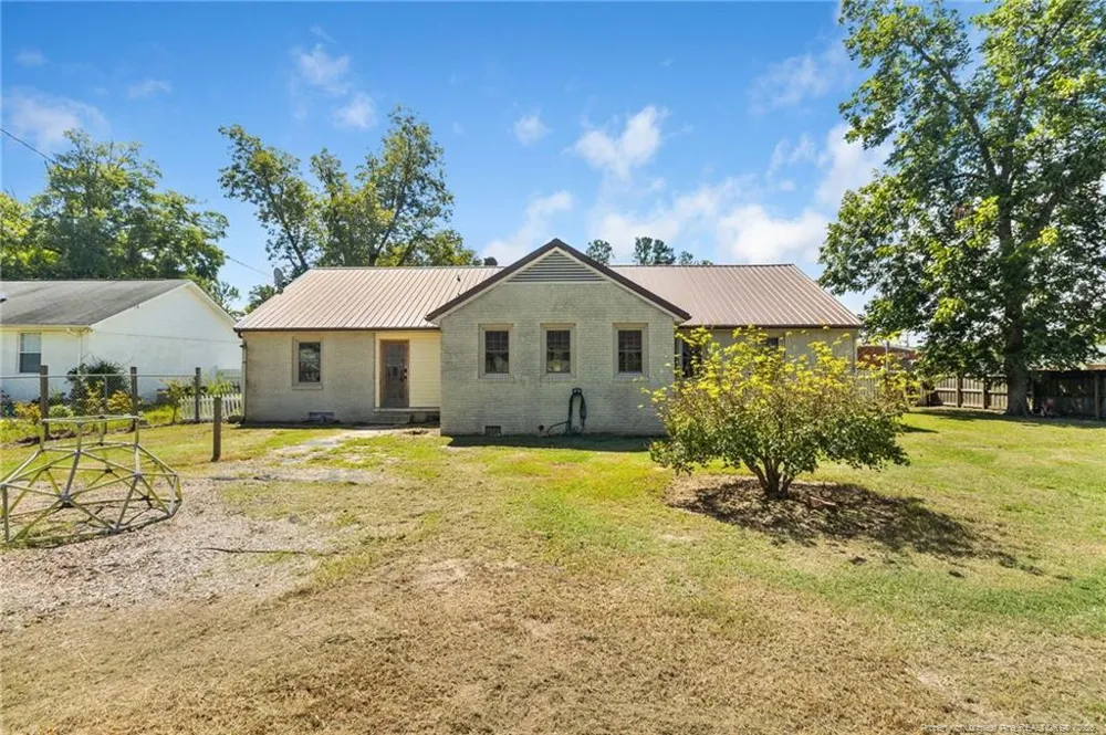 410 W Mclean Street St. Pauls, NC 28384