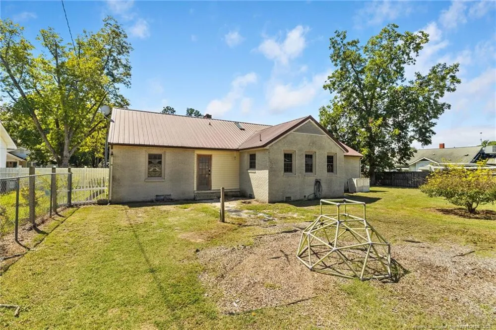 410 W Mclean Street St. Pauls, NC 28384