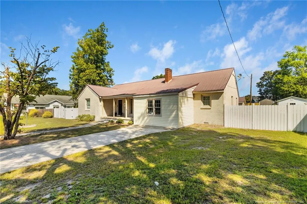 410 W Mclean Street St. Pauls, NC 28384