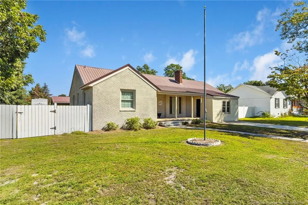 410 W Mclean Street St. Pauls, NC 28384