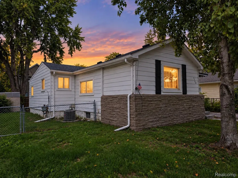 1754 Beechmont Street Keego Harbor City, MI 48320