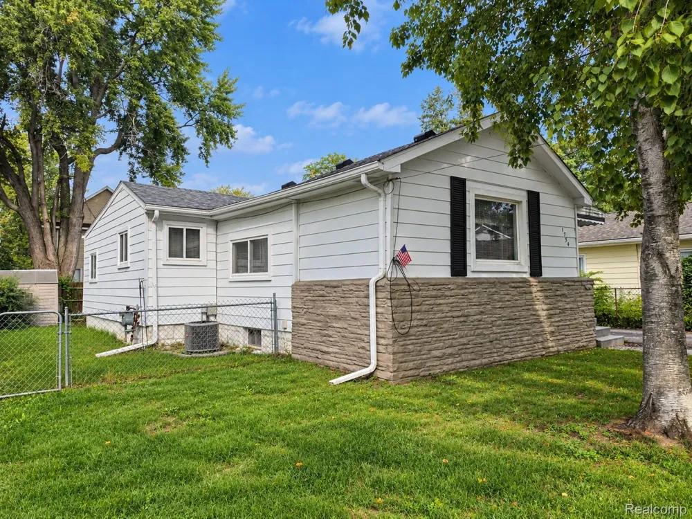 1754 Beechmont Street Keego Harbor City, MI 48320