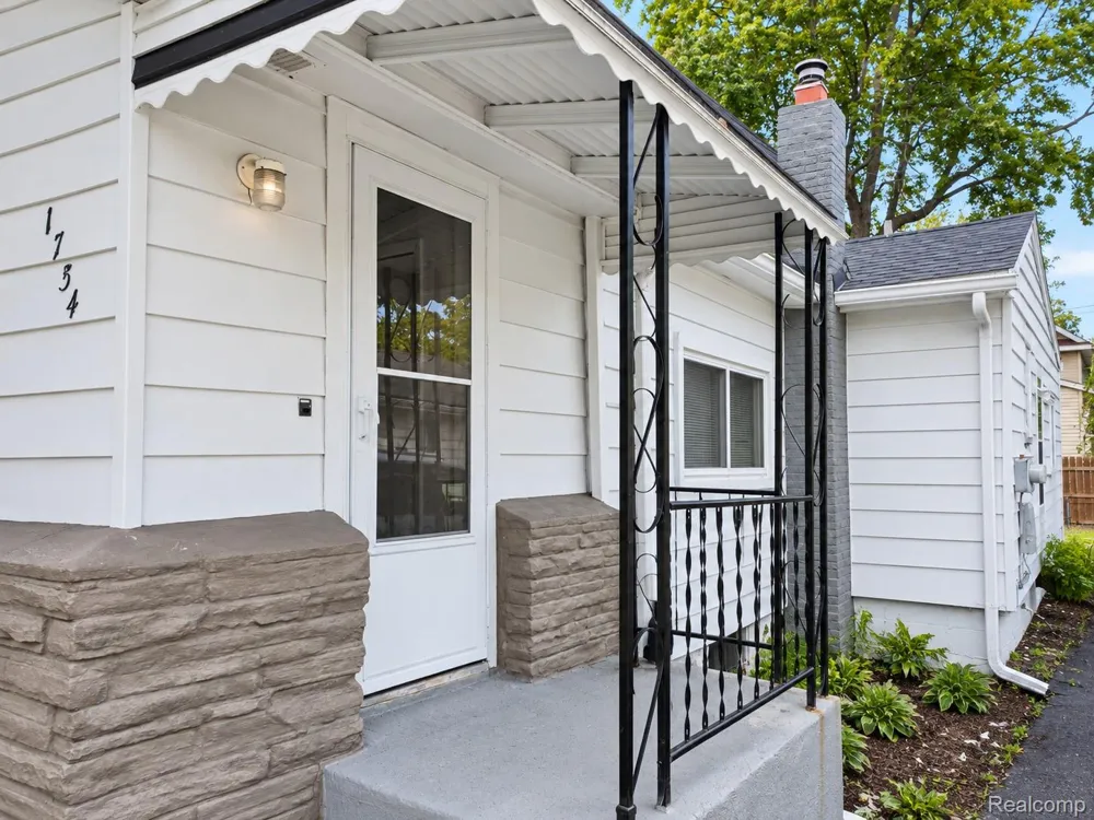 1754 Beechmont Street Keego Harbor City, MI 48320