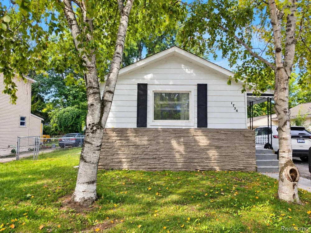 1754 Beechmont Street Keego Harbor City, MI 48320