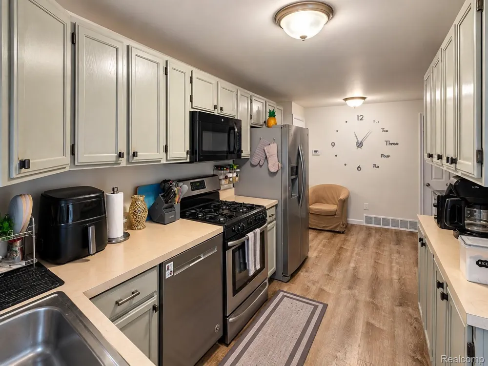 1754 Beechmont Street Keego Harbor City, MI 48320