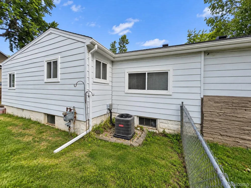 1754 Beechmont Street Keego Harbor City, MI 48320