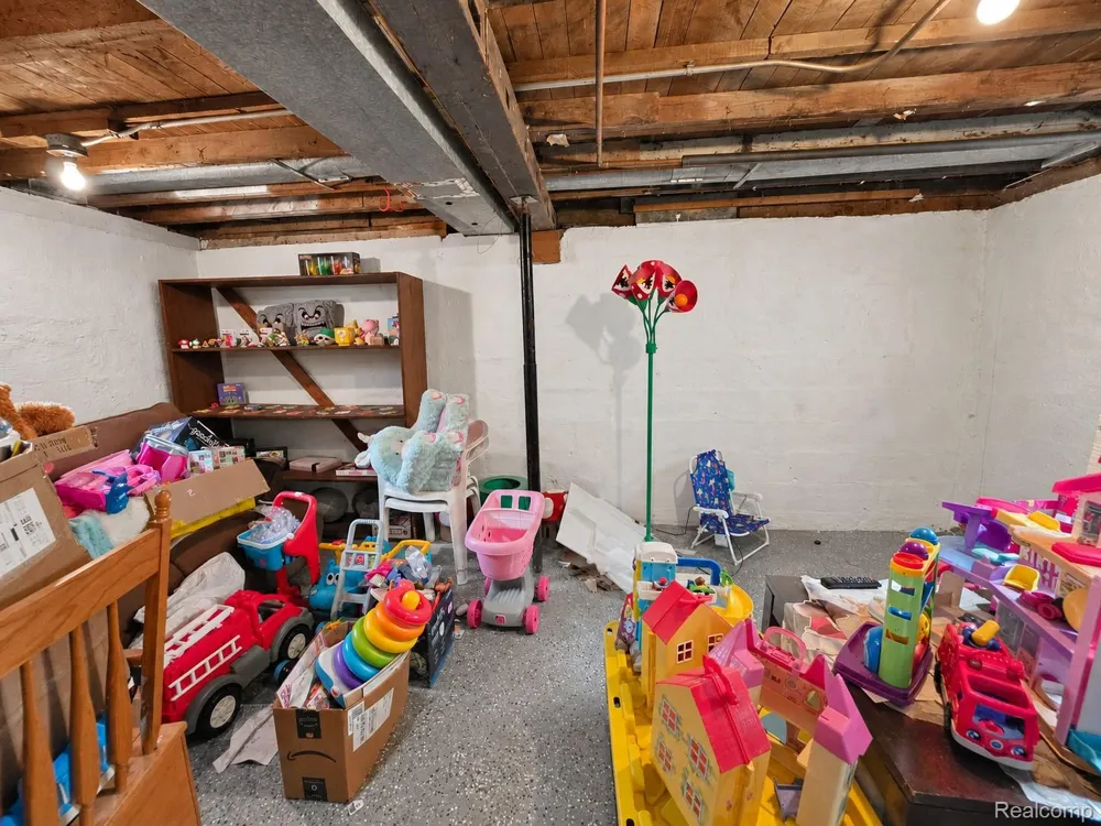 1754 Beechmont Street Keego Harbor City, MI 48320