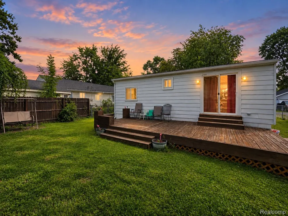 1754 Beechmont Street Keego Harbor City, MI 48320