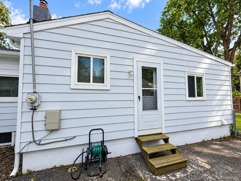 1754 Beechmont Street Keego Harbor City, MI 48320