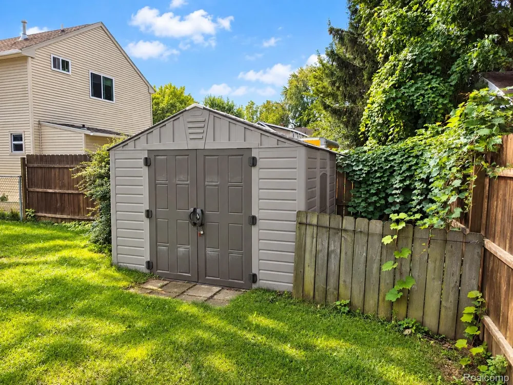 1754 Beechmont Street Keego Harbor City, MI 48320