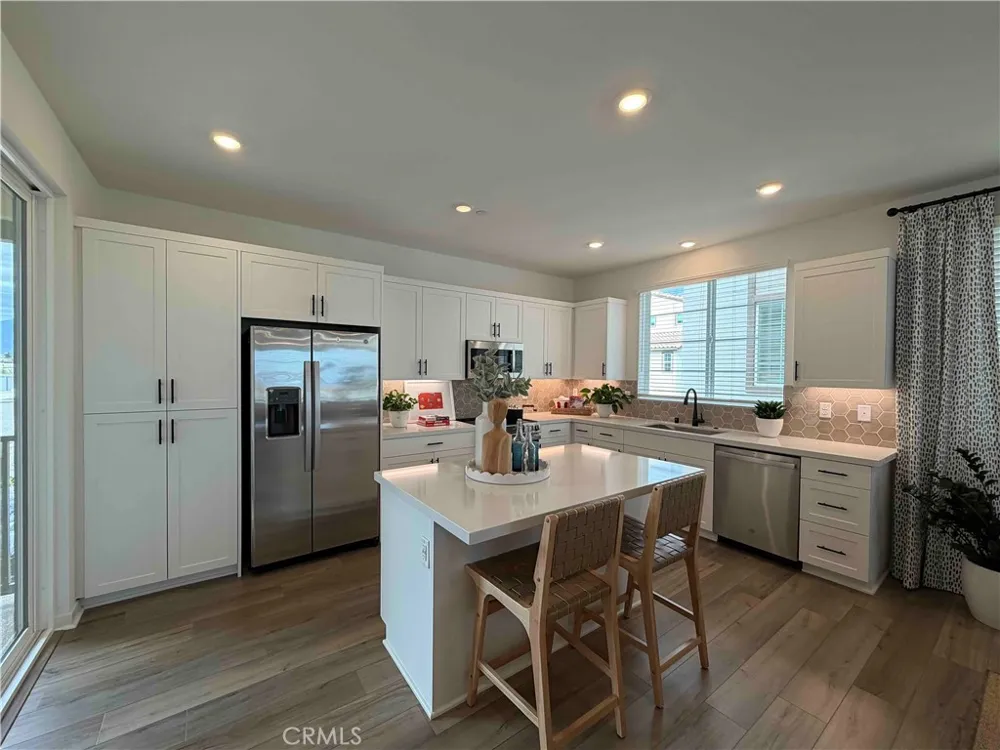 6009 Huntington Drive Eastvale, CA 92880