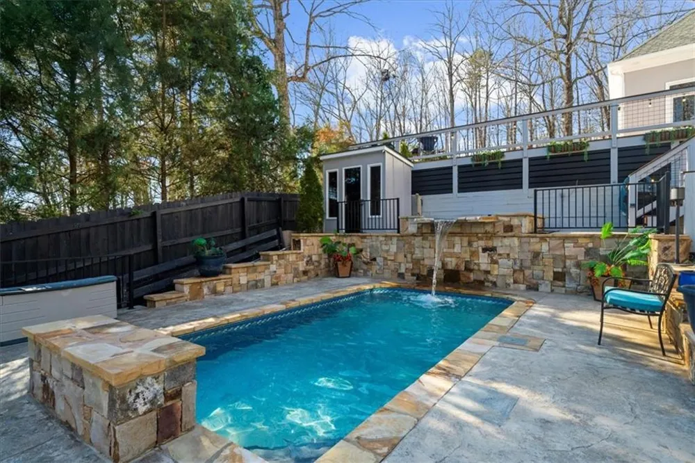 435 Robertson Road Dawsonville, GA 30534