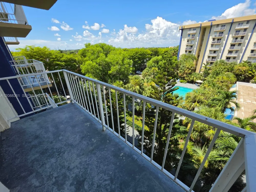 4550 NW 9th St #605E Miami, FL 33126