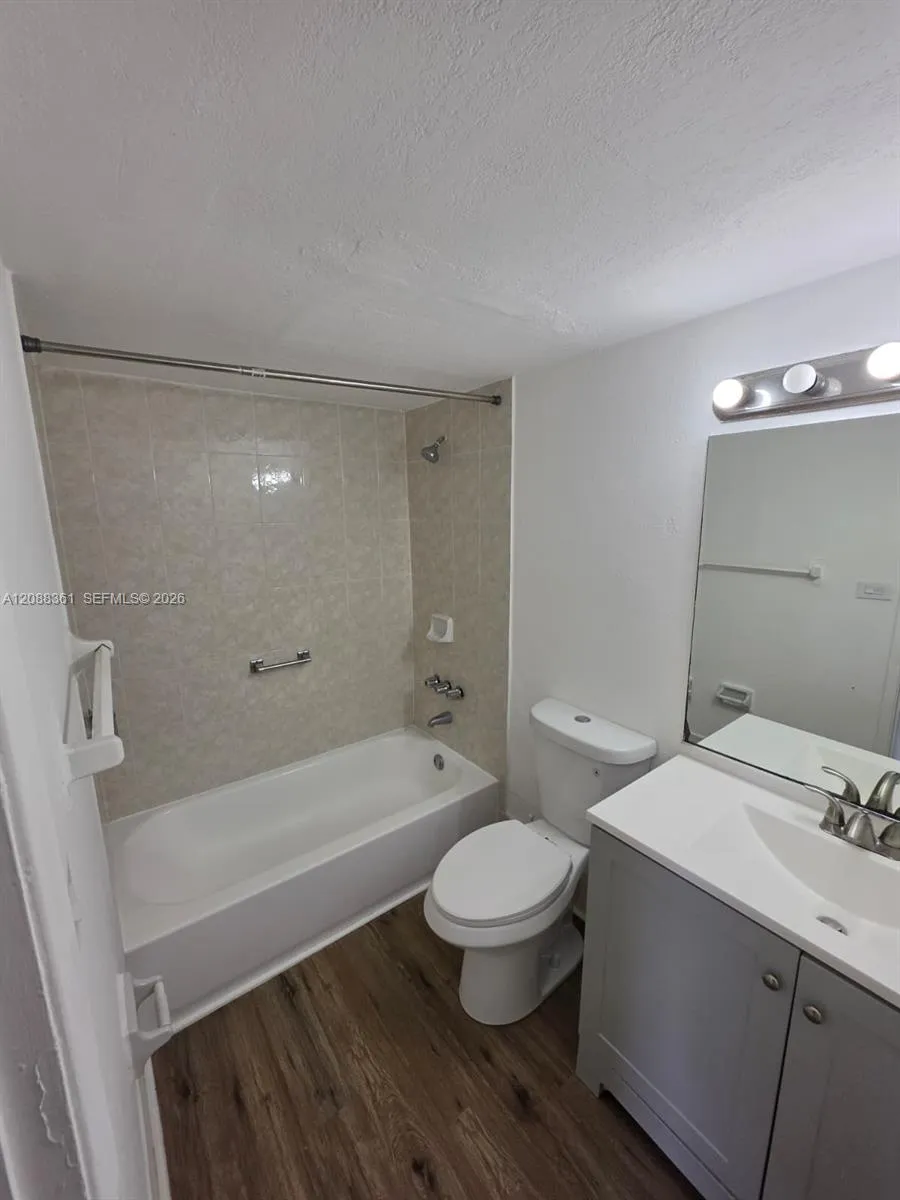 4550 NW 9th St #605E Miami, FL 33126