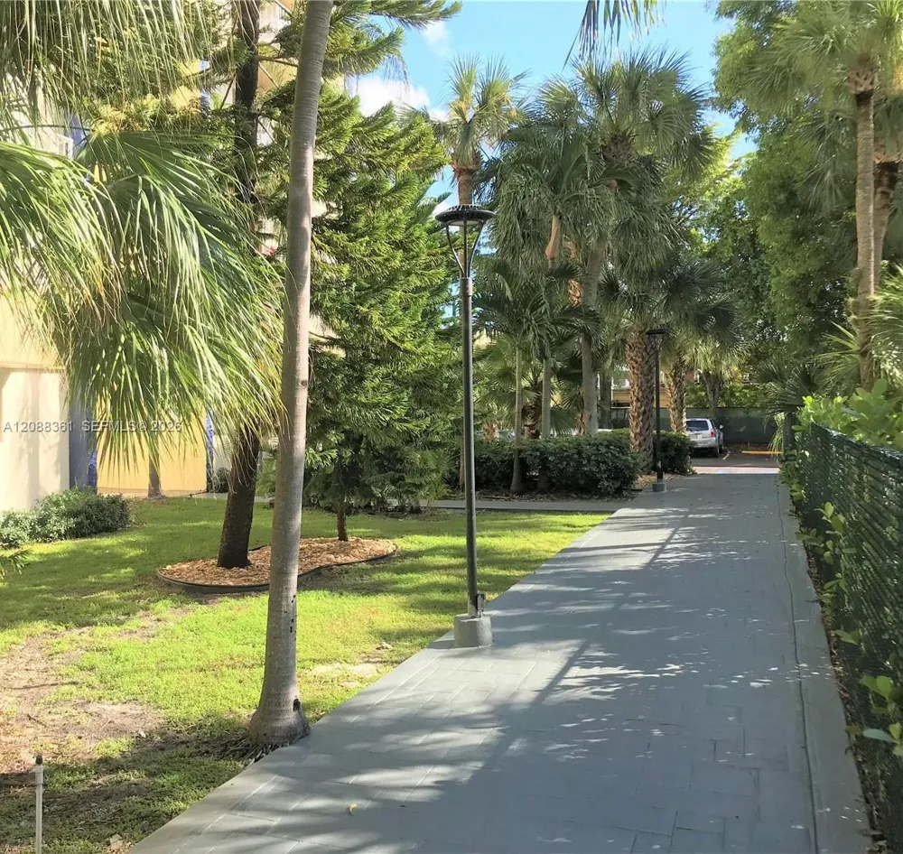 4550 NW 9th St #605E Miami, FL 33126