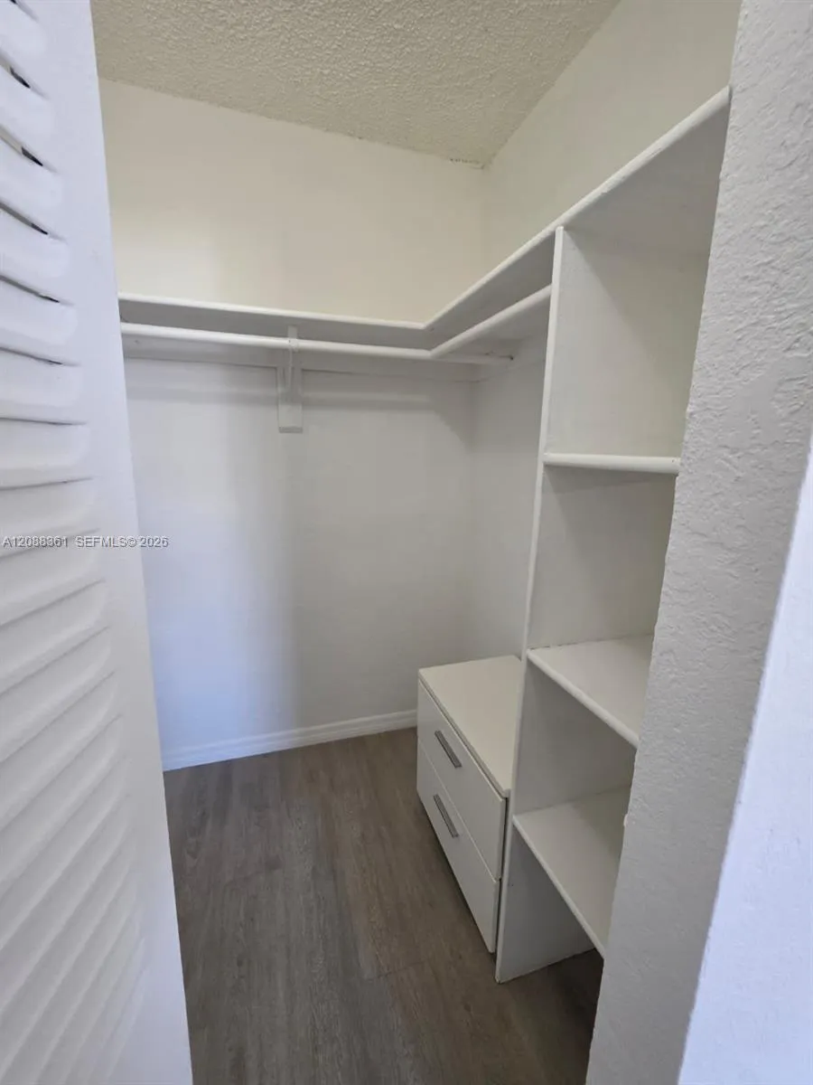 4550 NW 9th St #605E Miami, FL 33126