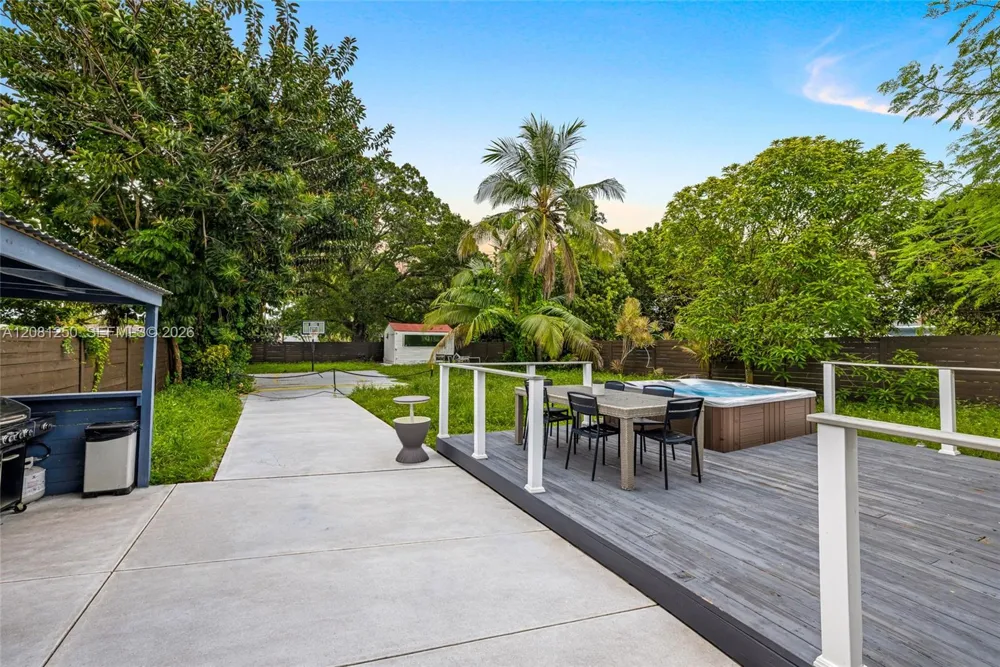627 SW 7th Ave Hallandale Beach, FL 33009