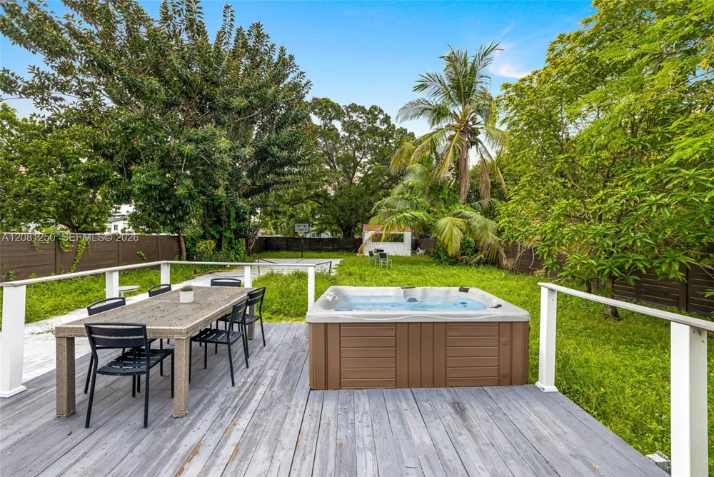 627 SW 7th Ave Hallandale Beach, FL 33009